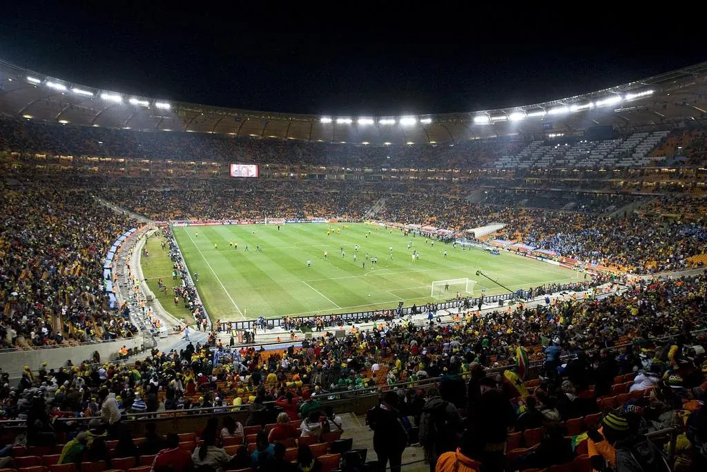 Estadio de fútbol con aficionados